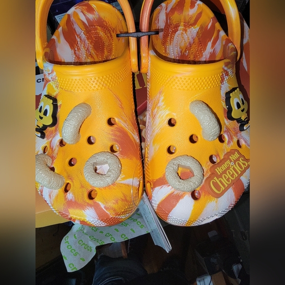 Cheerio Crocs - Picture 3 of 4